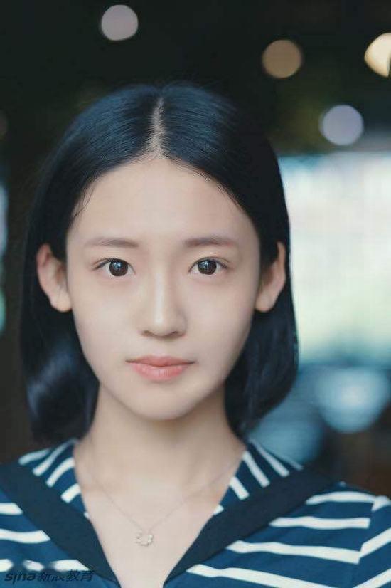 学院校花吃瓜,校花吃瓜，瓜香四溢