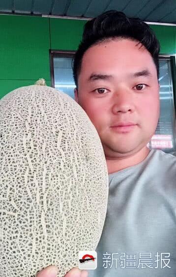 哈密吃瓜小伙,揭秘新疆特色美食背后的故事